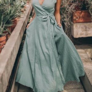 Chic Green Linen Maxi Dress with Flowing Silhouette